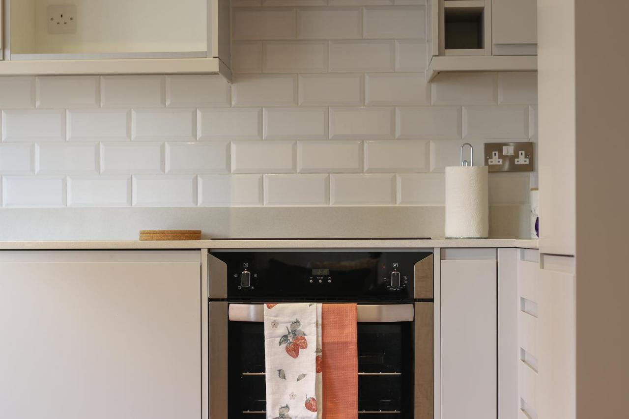 Modern 2-bed Apartment, Free Parking, Centre, Netflix & Pet Friendly - Hosted By Host Save Sheffield