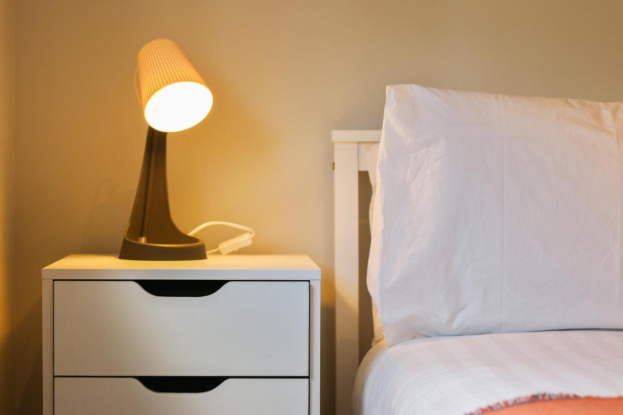 Modern 2-bed Apartment, Free Parking, Centre, Netflix & Pet Friendly - Hosted By Host Save Apartment